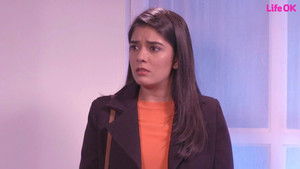 Roshni Resigns; Leaves For India