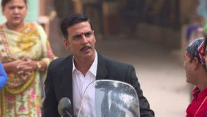 Akshay Kumar Arrives In Modern Colony