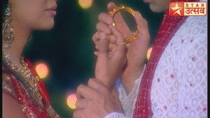 Armaan Gifts a Bangle to Riddhima