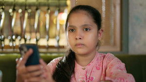 Chidiya Peeks At Virat's Phone