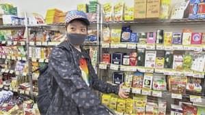 Salvaging Bargains at a Tokyo Grocery Store