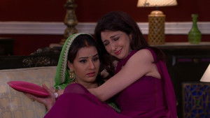 Manmohan Hugs Pathak's Wife