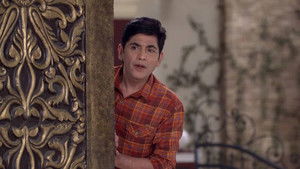 Manmohan and Angoori Get Into The Gujarati Garb